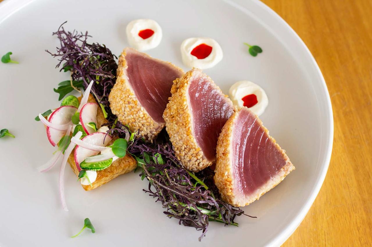 Plato de atún sellado con ajonjolí y vegetales frescos
